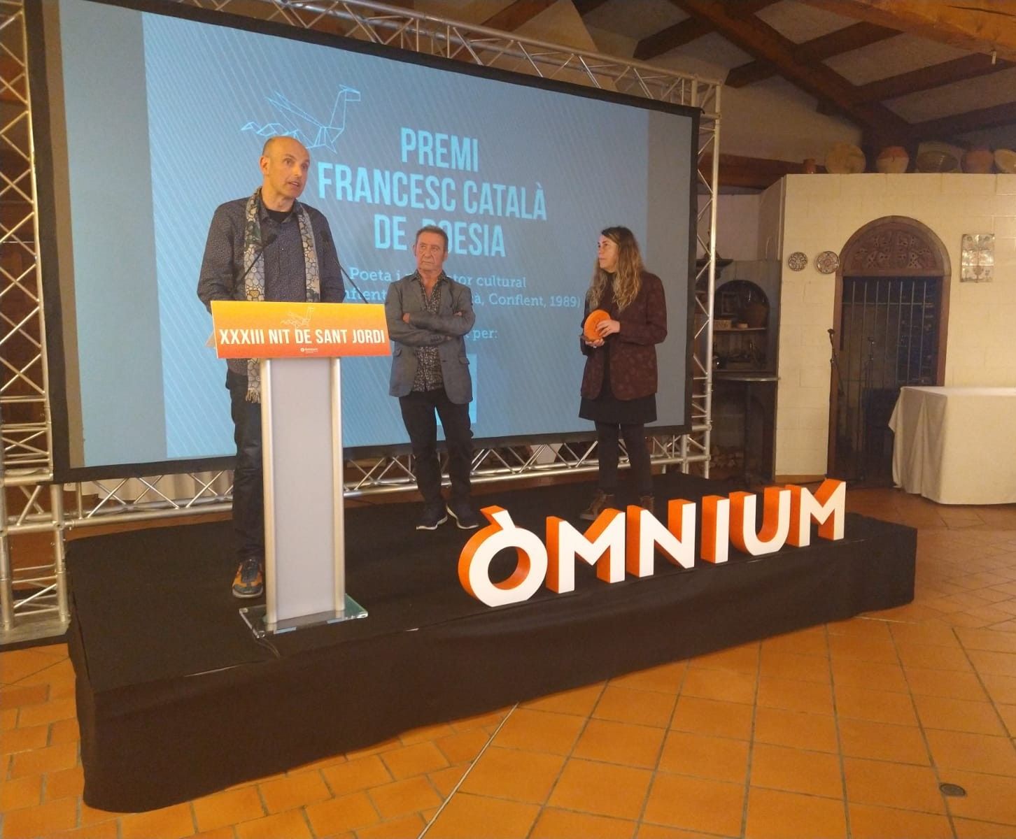 El poeta figuerenc Lluís Bosch rep el Premi de Poesia Òmnium Catalunya Nord