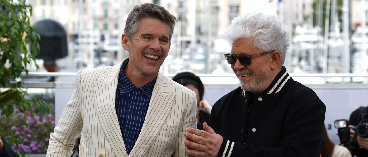 El director manxec Pedro Almodóvar amb un dels protagonistes del film &quot;Extraña forma de vida&quot;, Ethan Hawke