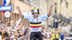 Evenepoel celebra su victoria en el Mundial