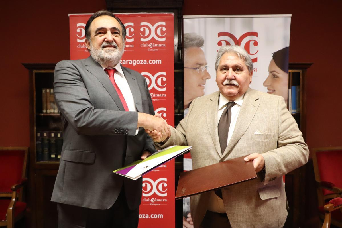 Miguel Ángel Artal, presidente de Novaltia, y Manuel Teruel, de Cámara, ratifican el acuerdo.