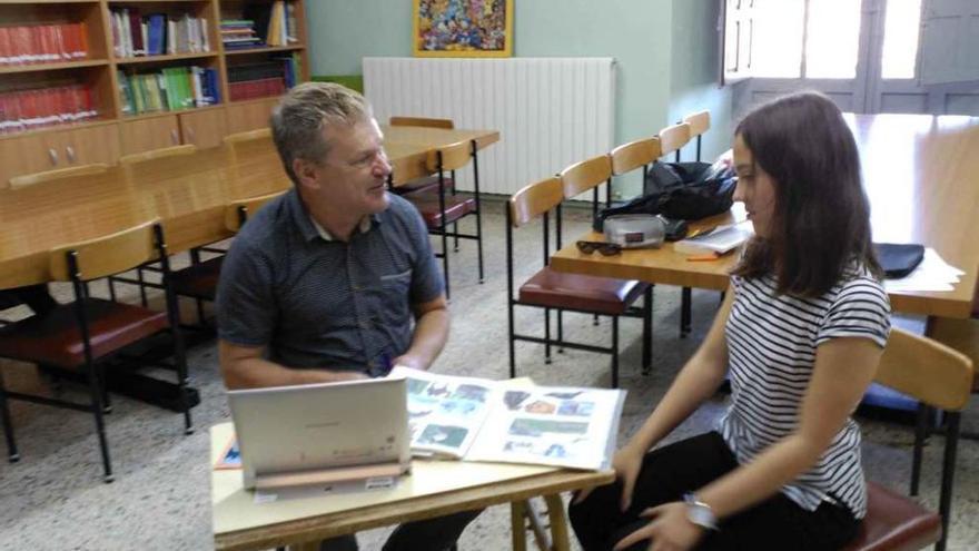 Una alumna del centro conversa con el auxiliar irlandés en una de las aulas del centro. Foto