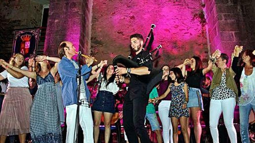 un concierto inolvidable. Sobre estas líneas, el público subido al escenario y el patio del Convento de San Francisco lleno de público durante el concierto. A la izquierda el gaitero con músicos alistanos que aparecen debajo tocando con Carlos Núñez, y debajo la cola para asistir al concierto en el Convento de San Francisco