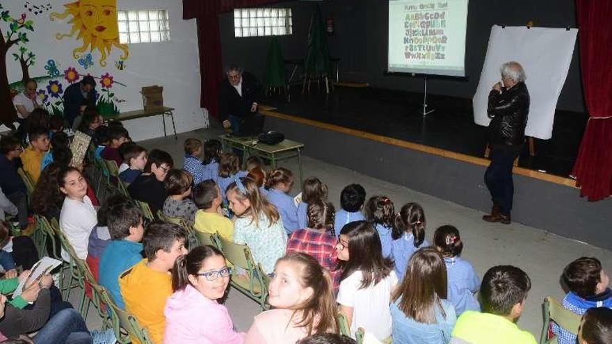 El taller en el colegio de Cela con Pepe Carreiro. // Gonzalo Núñez