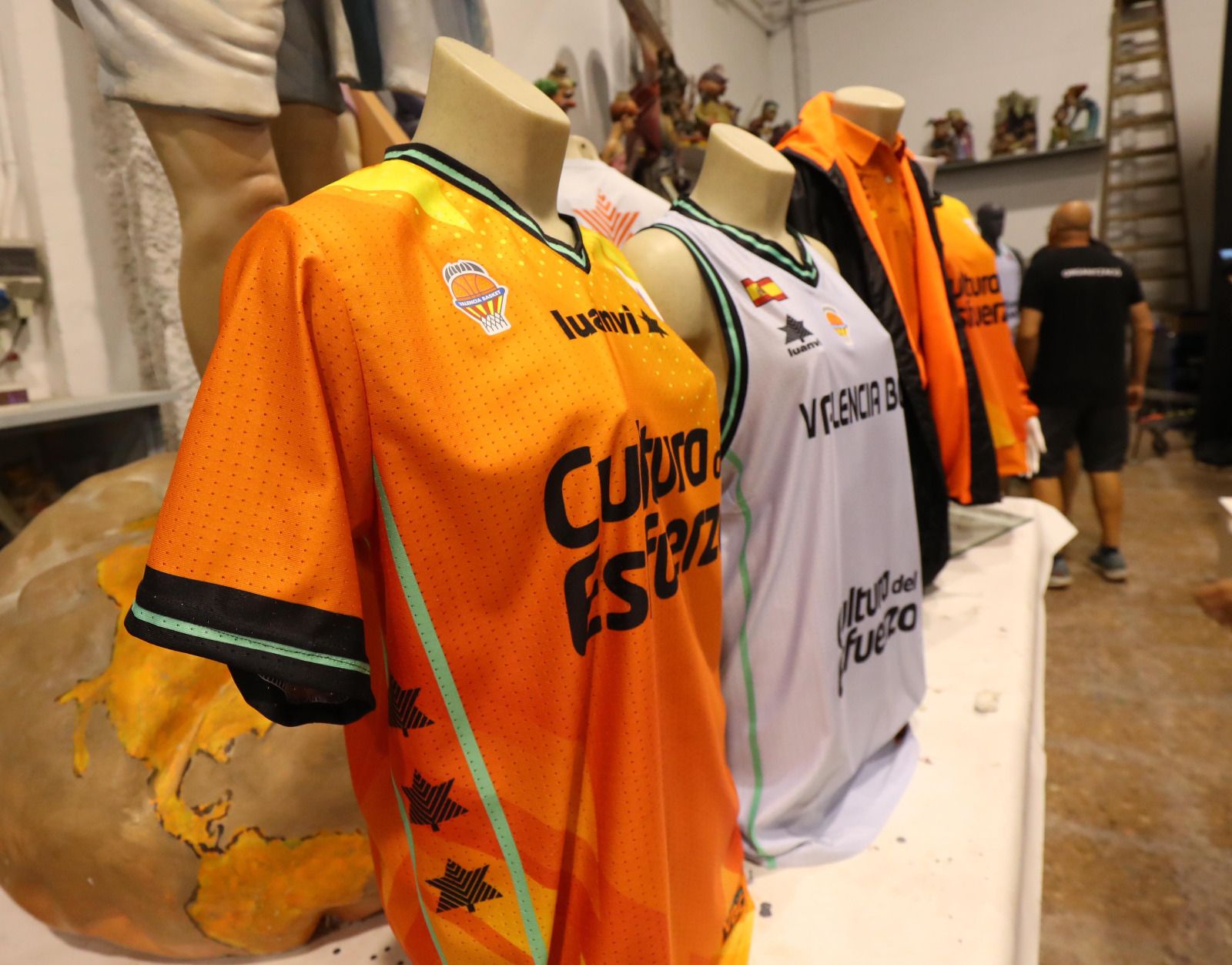 Las nuevas equipaciones de Valencia Basket: ¡Sorpresa con 'pólvora y cenizas'!