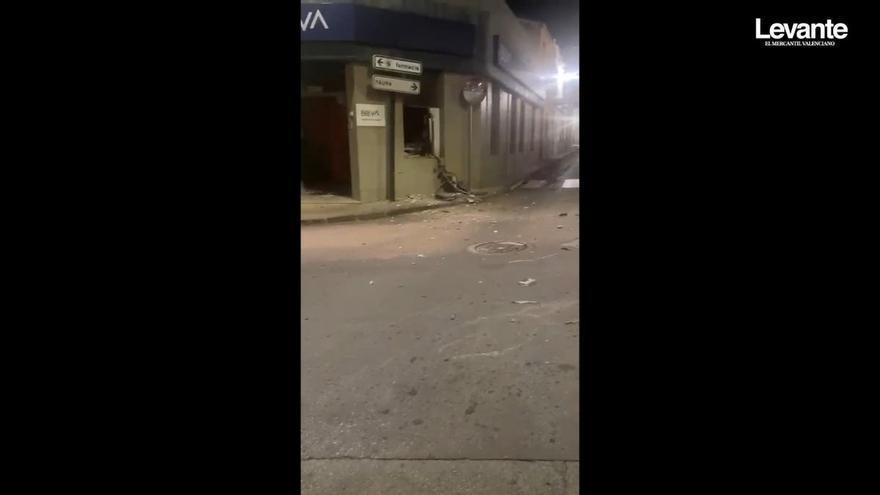 Destrozan de madrugada el cajero de un banco en Benifairó de les Valls y dejan un reguero de daños