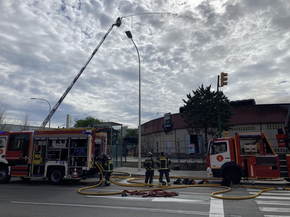 Incendio en la nave de la empresa cárnica Schara en Mercabarna.