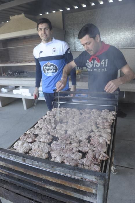 Los futbolistas del Deportivo comparten un asado