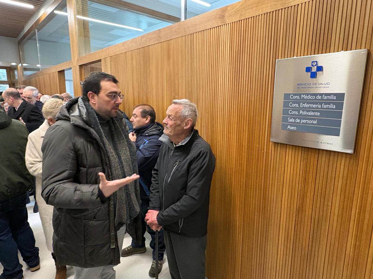 Adrián Barbón habla con un vecino en el interior del nuevo consultorio.