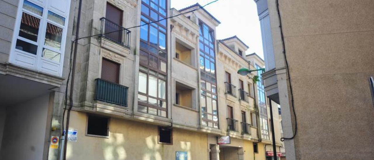 Fachada del edificio “Picasso”, frente a los juzgados de Cambados. |   // IÑAKI ABELLA