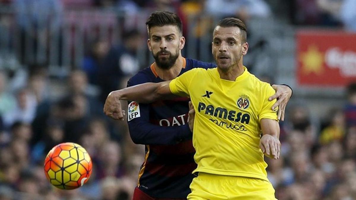 Piqué presiona a Soldado.