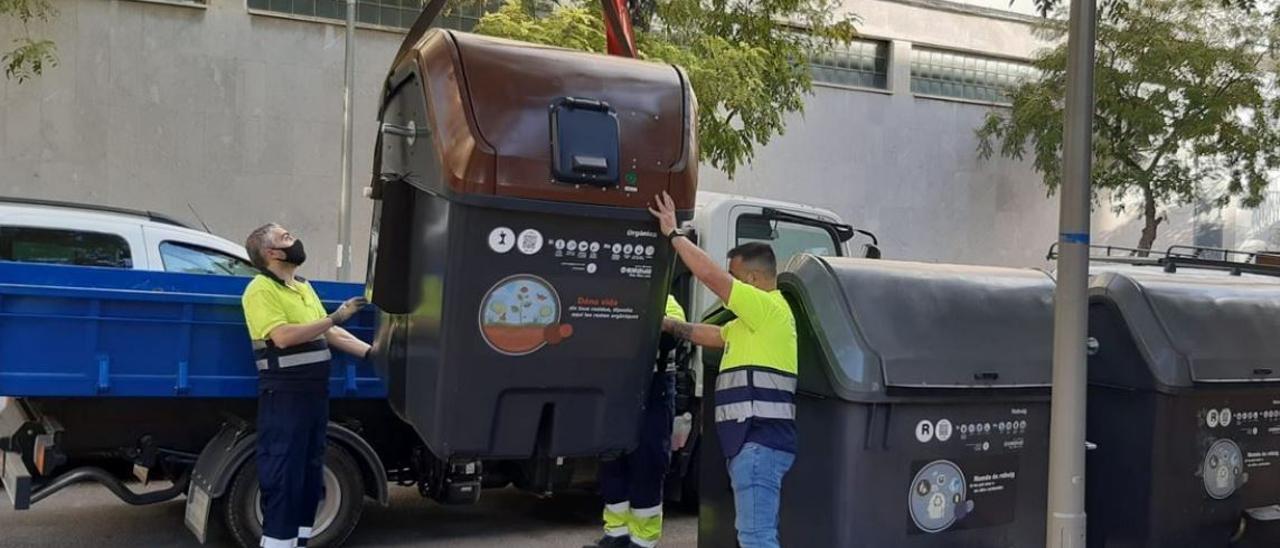 Emaya colocando un contenedor de residuos orgánicos.