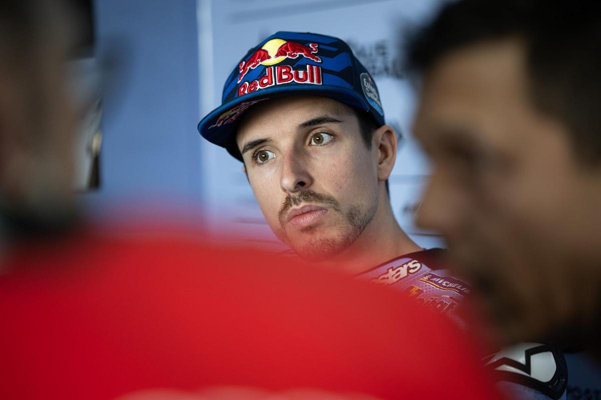 Àlex Márquez atiende las explicaciones de no de los técnicos de Michelin.