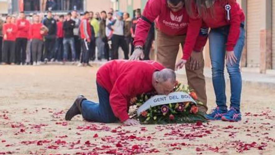 La asociación cultural de Sant Antoni en el minuto de Silencio a Rafa Alcaide.