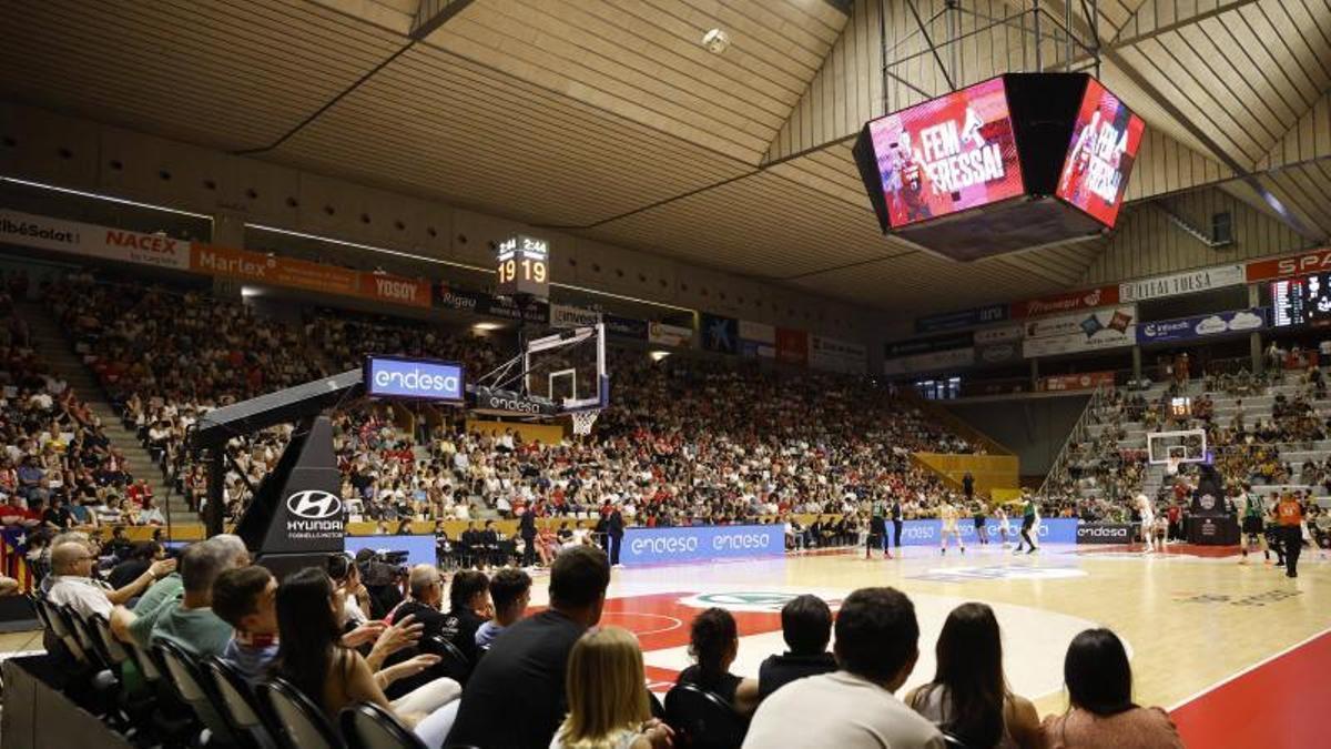 Aficionats seguint a Fontajau el Girona-Joventut que va tancar la temporada passada