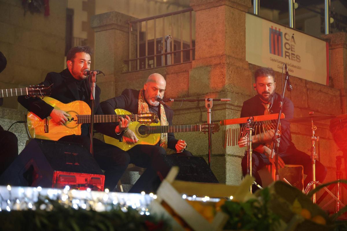 Fotogalería | Así ha sido la multitudinaria Zambombá flamenca en la plaza Mayor de Cáceres