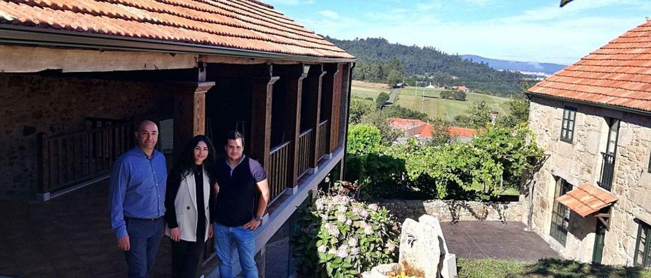 Orlando y Patricia Villamayor, con Manuel Gestoso, ayer, en la nueva sidrería de Pardemarín.