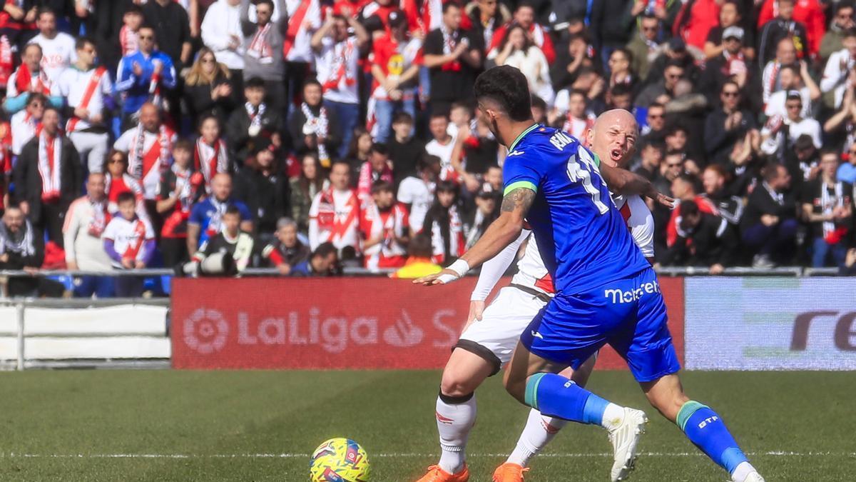 Carles Aleñá comete una falta sobre Isi Palazón durante el Getafe - Rayo Vallecano de Liga