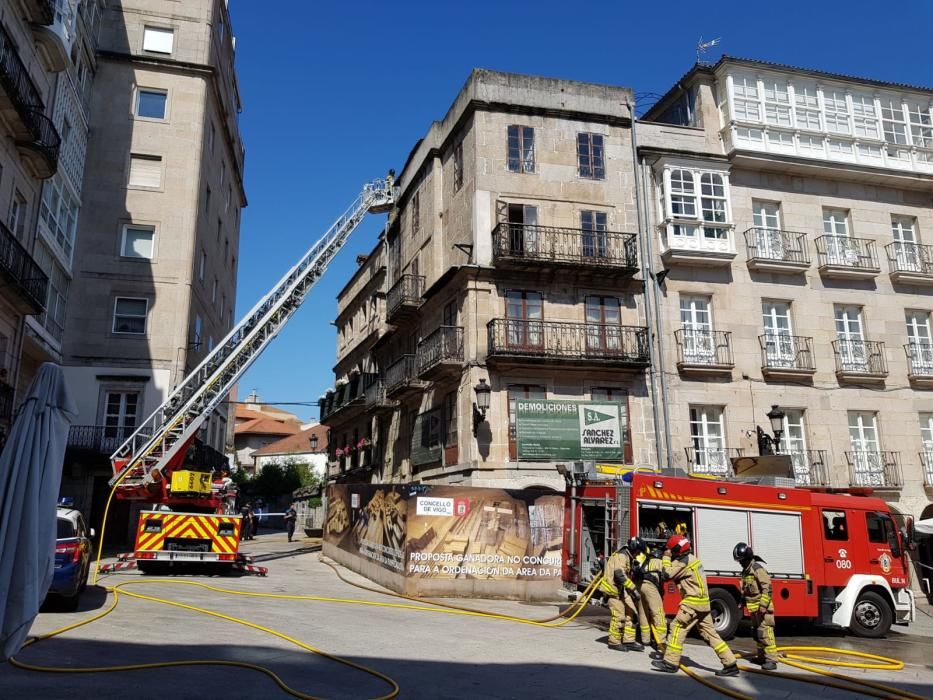 El incendio movilizó a Policía Local y Bomberos // Marta G. Brea