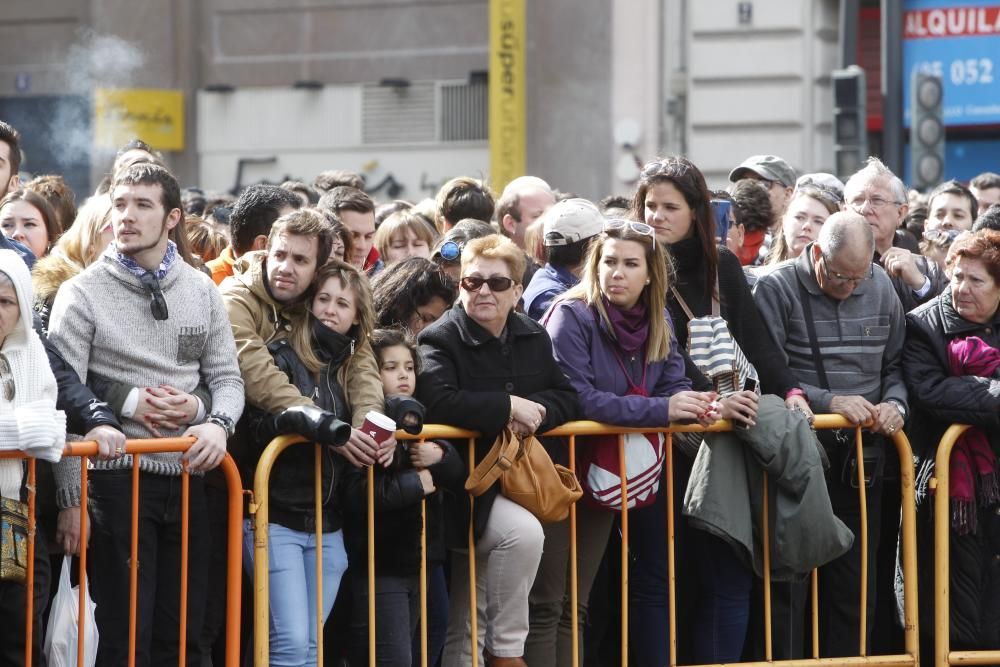 Ambientazo en la mascletà del día de la Crida