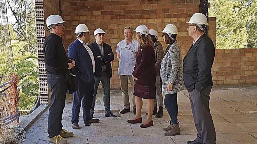 Una comitiva institucional visitó ayer las obras de ampliación.