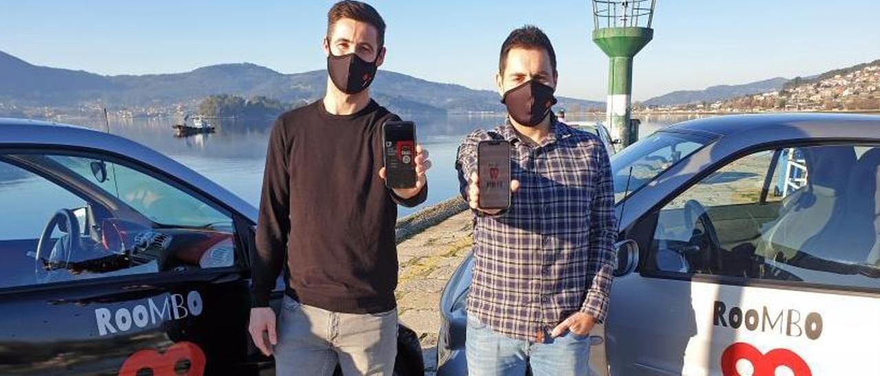 Alberto Casales y Álex González, ayer, en el muelle de Cesantes con los coches de reparto.