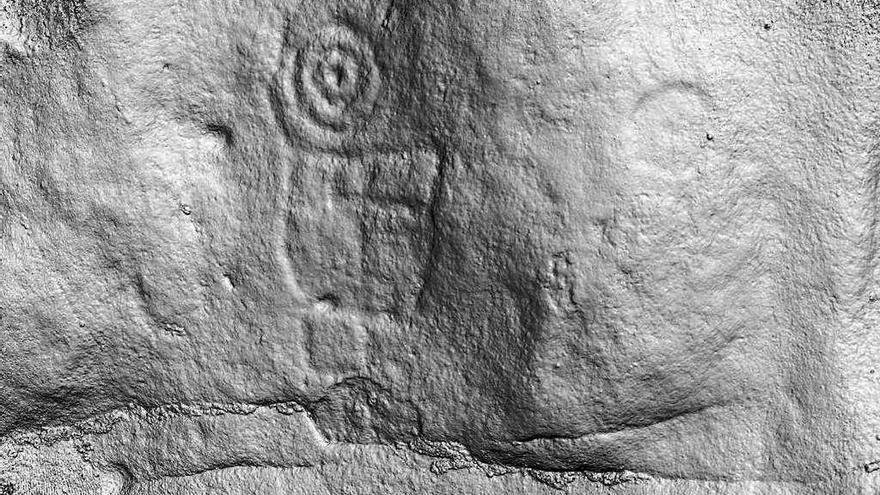 Arriba, petroglifo del escudo, una iconografía muy presente en el arte rupestre gallego. Derecha: grabado del cuadrúpedo. // Antonio Costa
