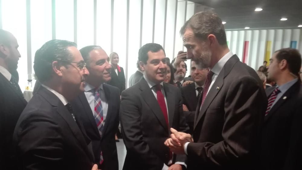 El rey Felipe VI dialoga con Briones, Bendodo y Moreno en el Centre Pompidou.