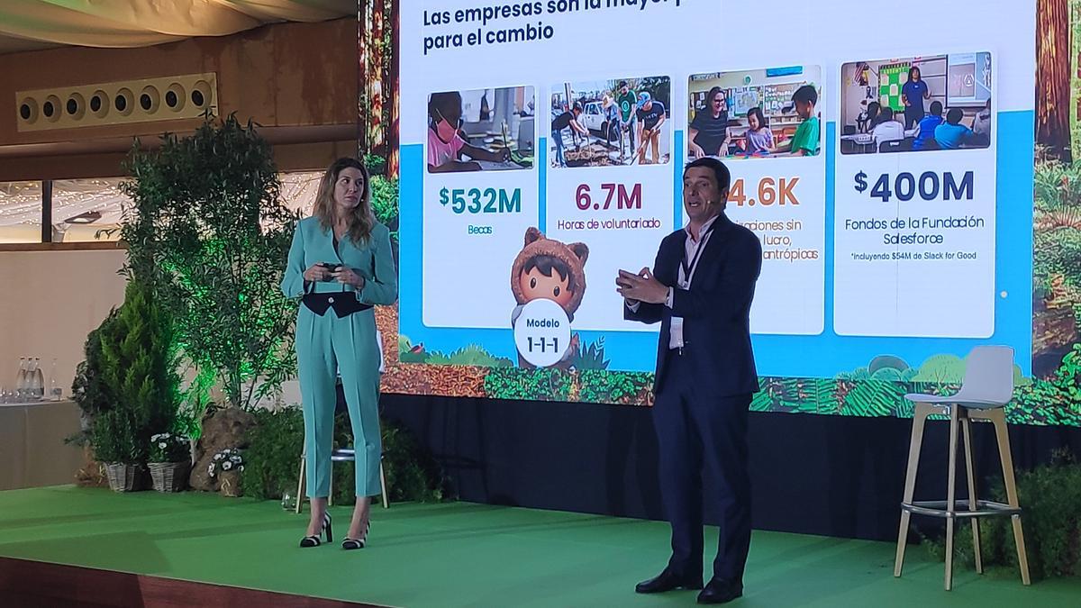 Laura Guzmán y Pablo Rodríguez, de Salesforce, durante su charla.