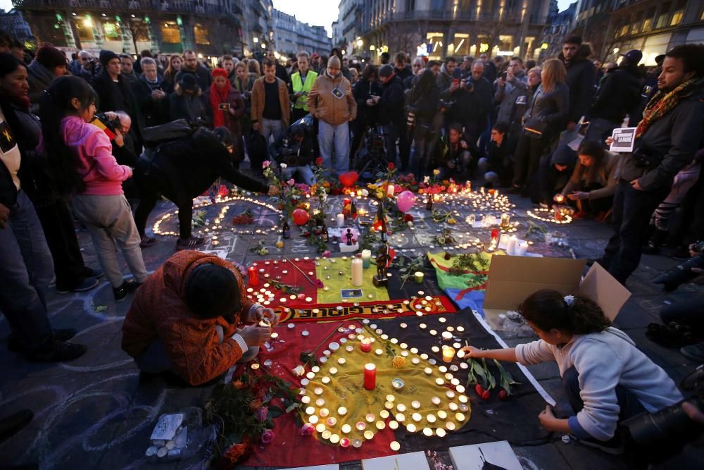 La noche y el día después a los atentados han sido emocionalmente duros para los habitantes de la capital belga, golpeada por el terrorismo. Los ramos de flores se acumulaban en las plazas.