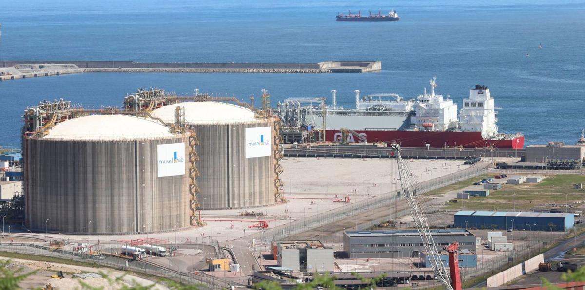La planta regasificadora del puerto de El Musel.    | LUISMA MURIAS