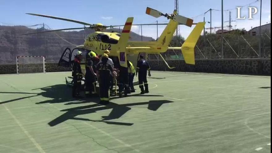 Rescate de una pareja herida al caerse con su coche por un barranco en Mogán