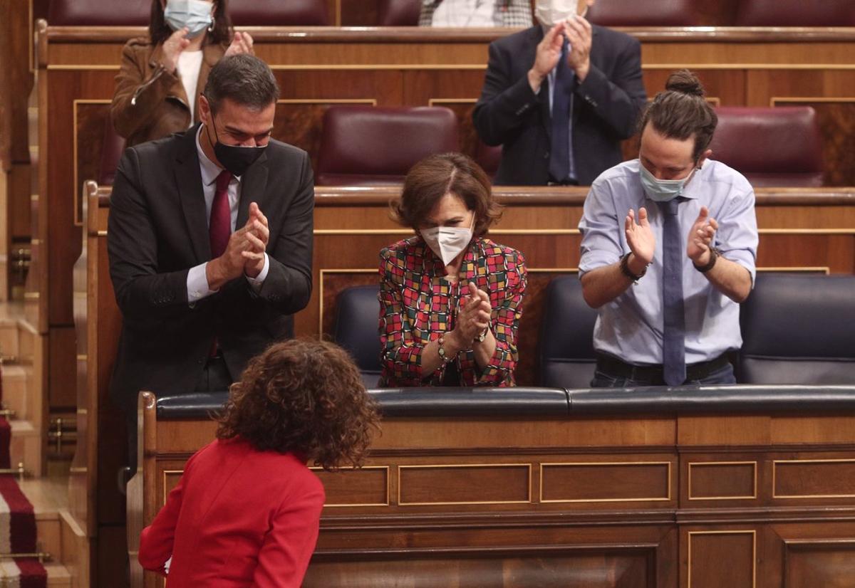 11/11/2020 (I-D) El presidente del Gobierno, Pedro SÃ¡nchez; la vicepresidenta primera y ministra de la Presidencia, Relaciones con las Cortes y Memoria DemocrÃ¡tica, Carmen Calvo; y el vicepresidente de Derechos Sociales y Agenda 2030, Pablo Iglesias.