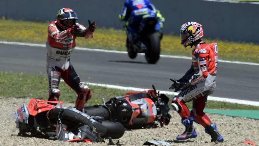 Jorge Lorenzo, a la izquierda, y Andrea Dovizioso discuten tras su caída.