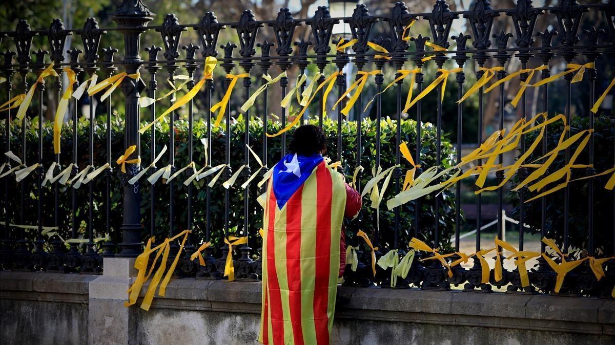 Multitud de lazos amarillos colgados en las verjas del parque de la Ciutadella para reclamar la libertad de los políticos presos.