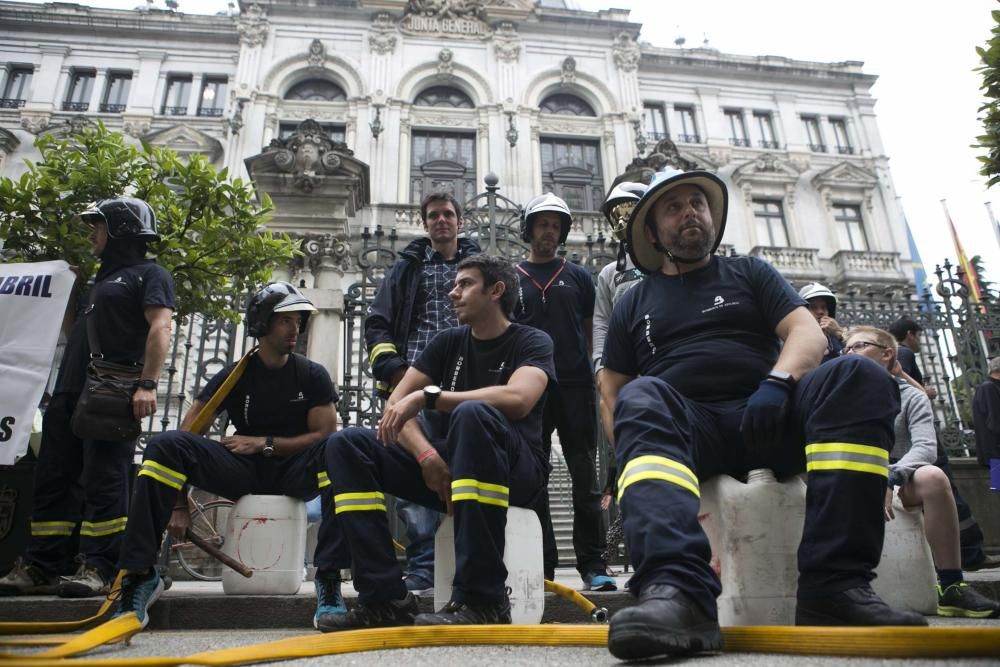 Manifestación de bomberos de Asturias delante de la Junta General del Principado