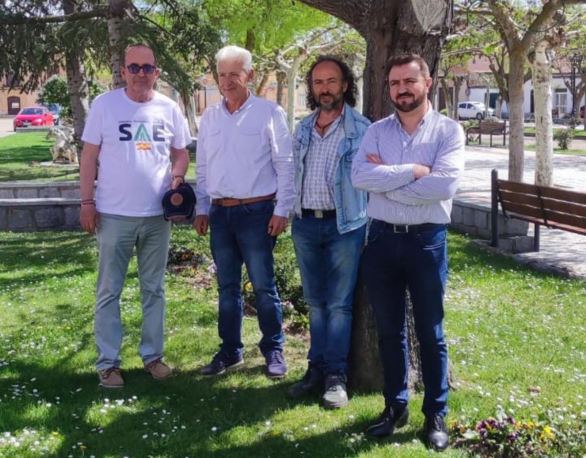 Jesús Fuentes, izquierda, posa con otros miembros del partido en Moraleja del Vino