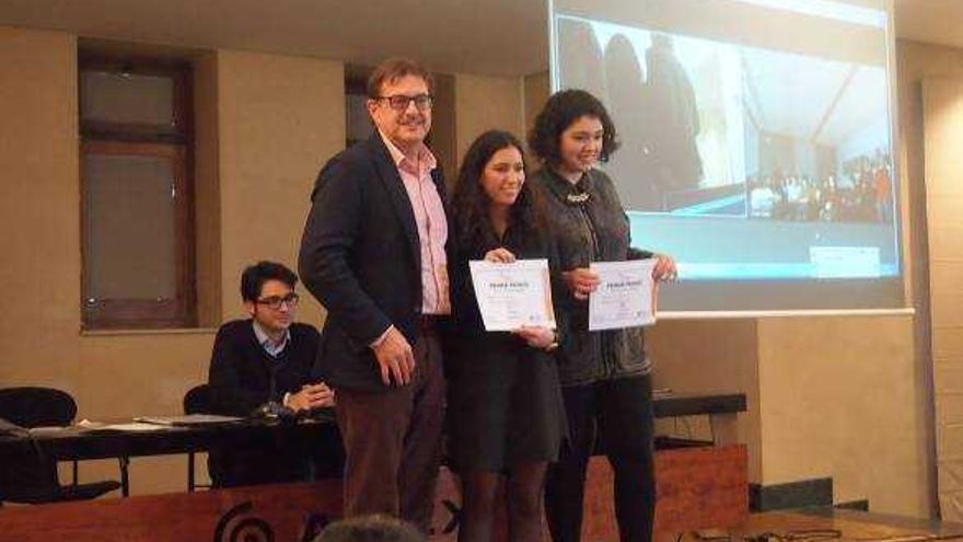 Las dos jóvenes ganadoras con el director de AITEX y una de las urnas diseñadas.