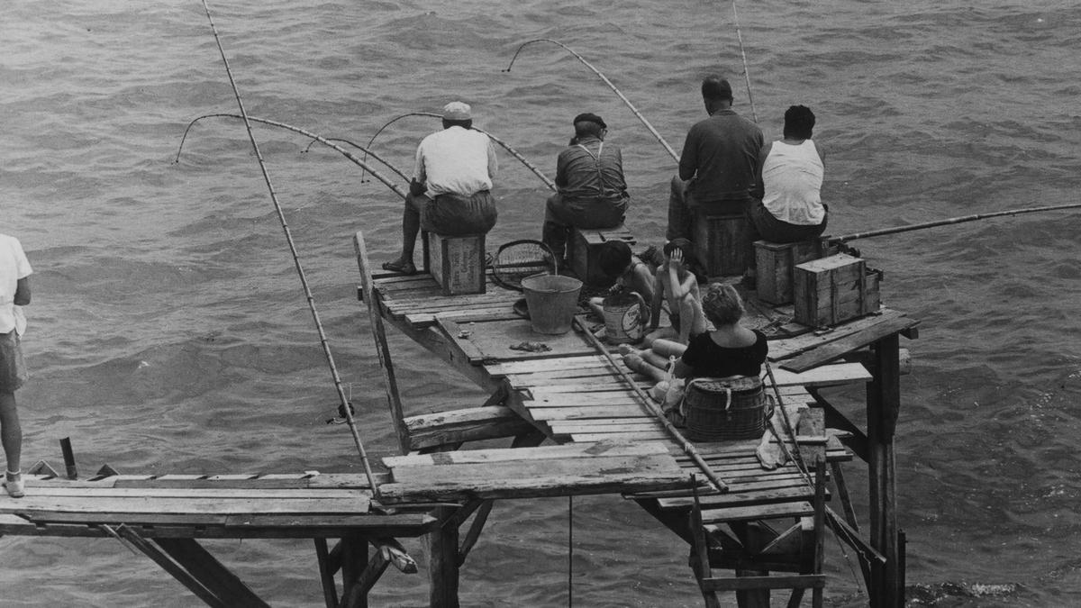 Pescadores de caña en el Rompeolas de Barcelona (1900/1936)