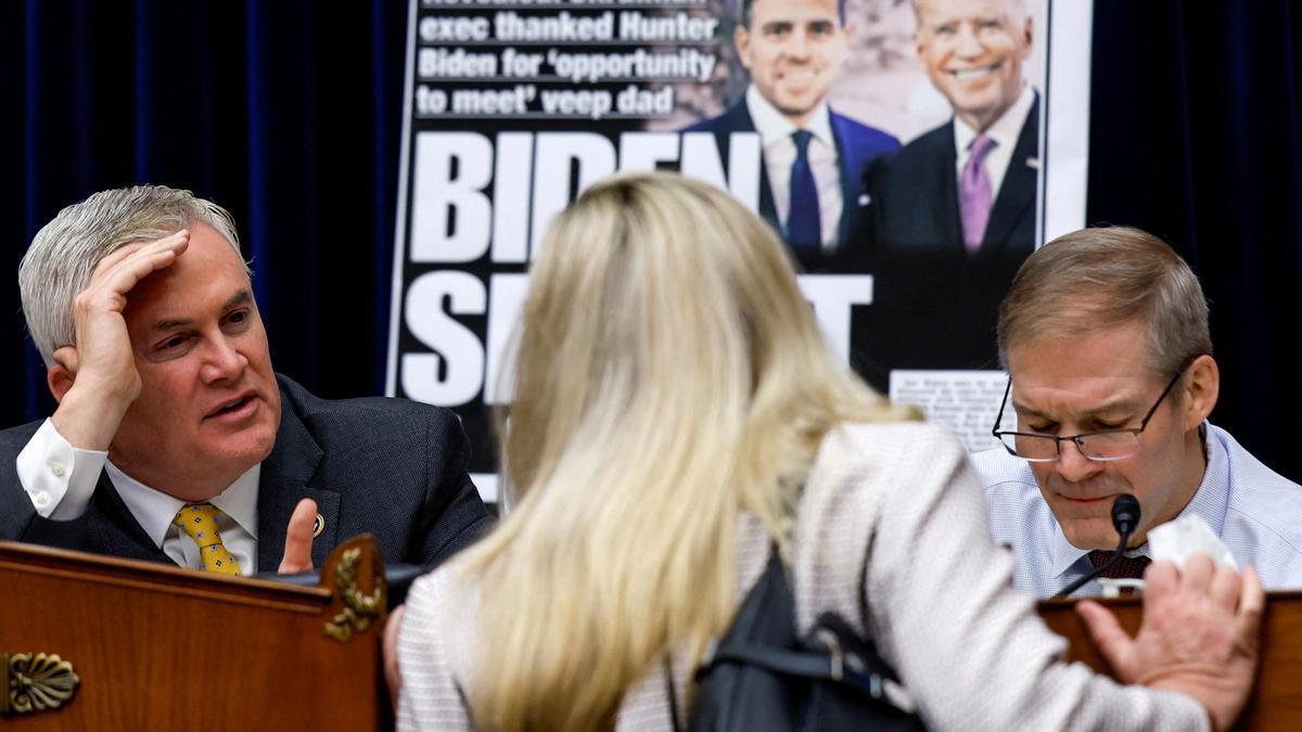 La republicana Marjorie Taylor Greene habla con James Comer y Jim Jordan, durante la sesión en la que se ha debatido el veto de Twitter a un artículo del 'New York Post' sobre Hunter Biden.