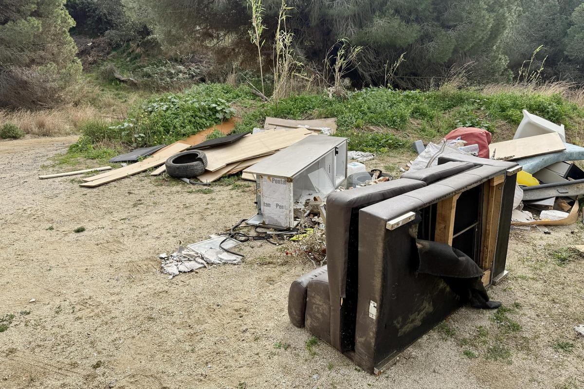 Muebles y electrodomésticos vertidos en zona forestal en Mataró