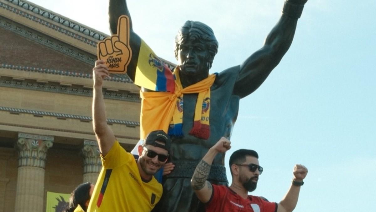 Aficionados de Ecuador, con la estatua de Rocky en Filadelfia