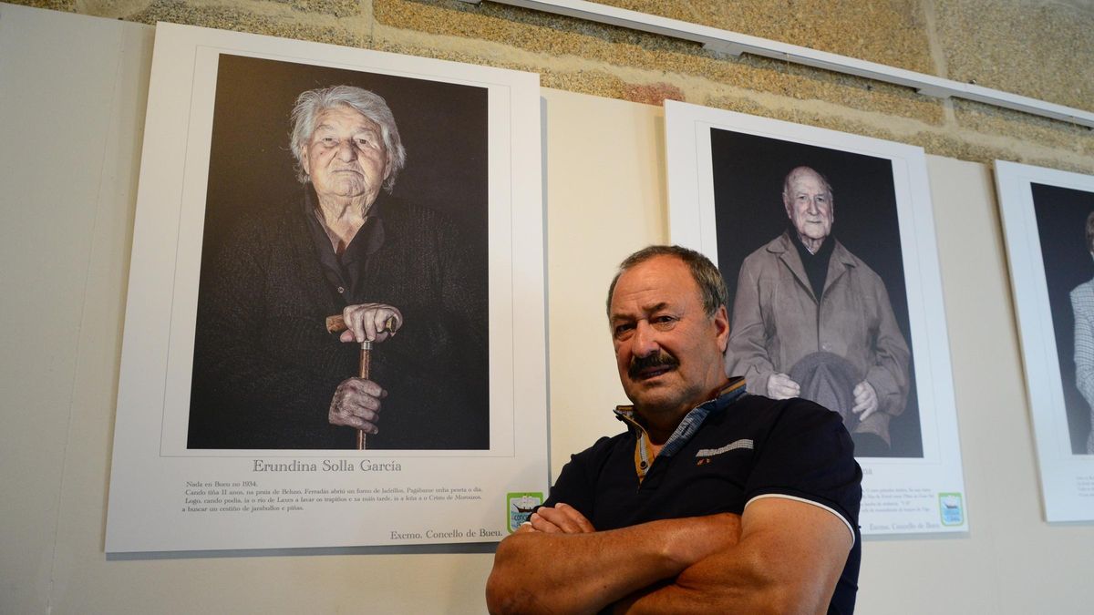 Salvador Santos en la exposición «Mareas de sabedoría». En la imagen, al lado del retrato de Erundina Solla García, fallecida recientemente.