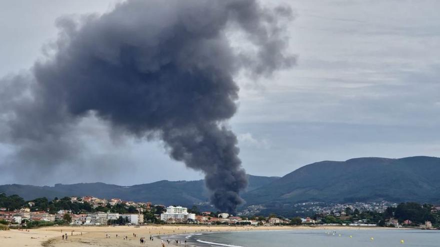 Un voraz incendio en un vivero de plantas desata la alarma en Baiona