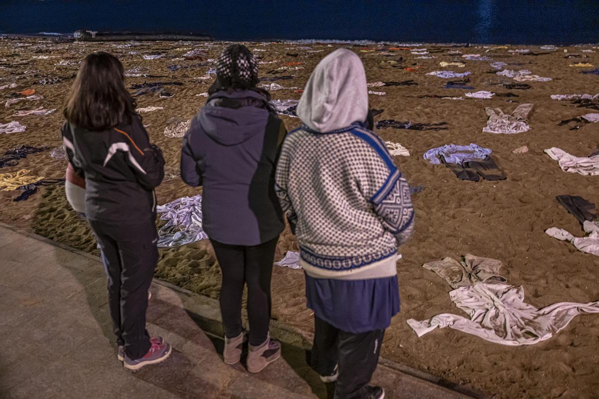 Denuncian miles de muertes en el Mediterráneo este lunes en la Barceloneta