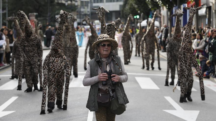 Una locura de Carnaval: así fue el multitudinario desfile de Antroxu en Oviedo