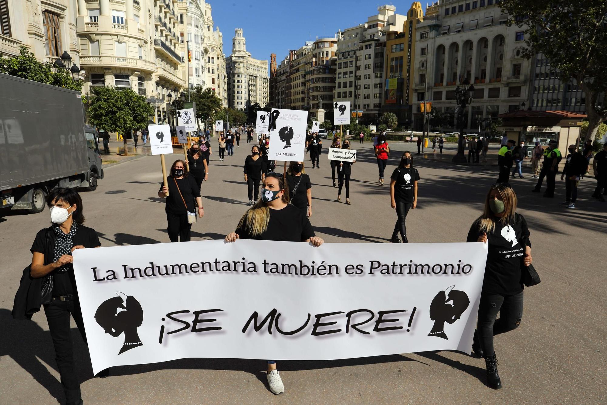 Manifestación de profesionales de la indumentaria tradicional valenciana.