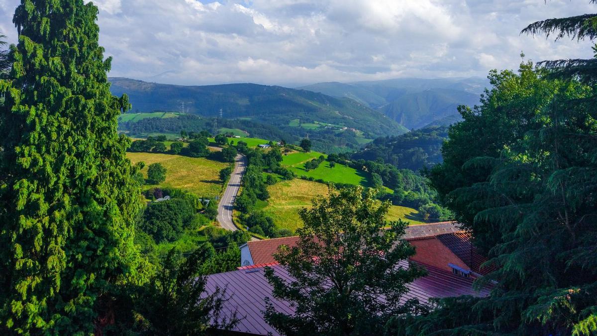 Vista de una carretera de Tineo, Asturias