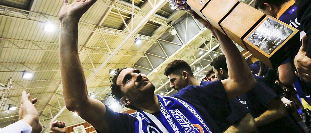 Víctor Pérez, con la Copa Princesa lograda por el Oviedo Baloncesto en 2017