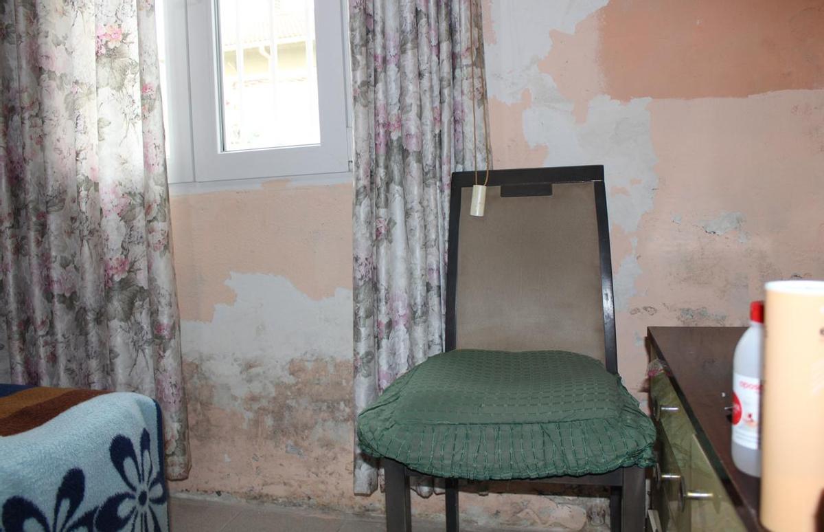 La pared de la habitación de Juan Francisco, plagada de humedades.