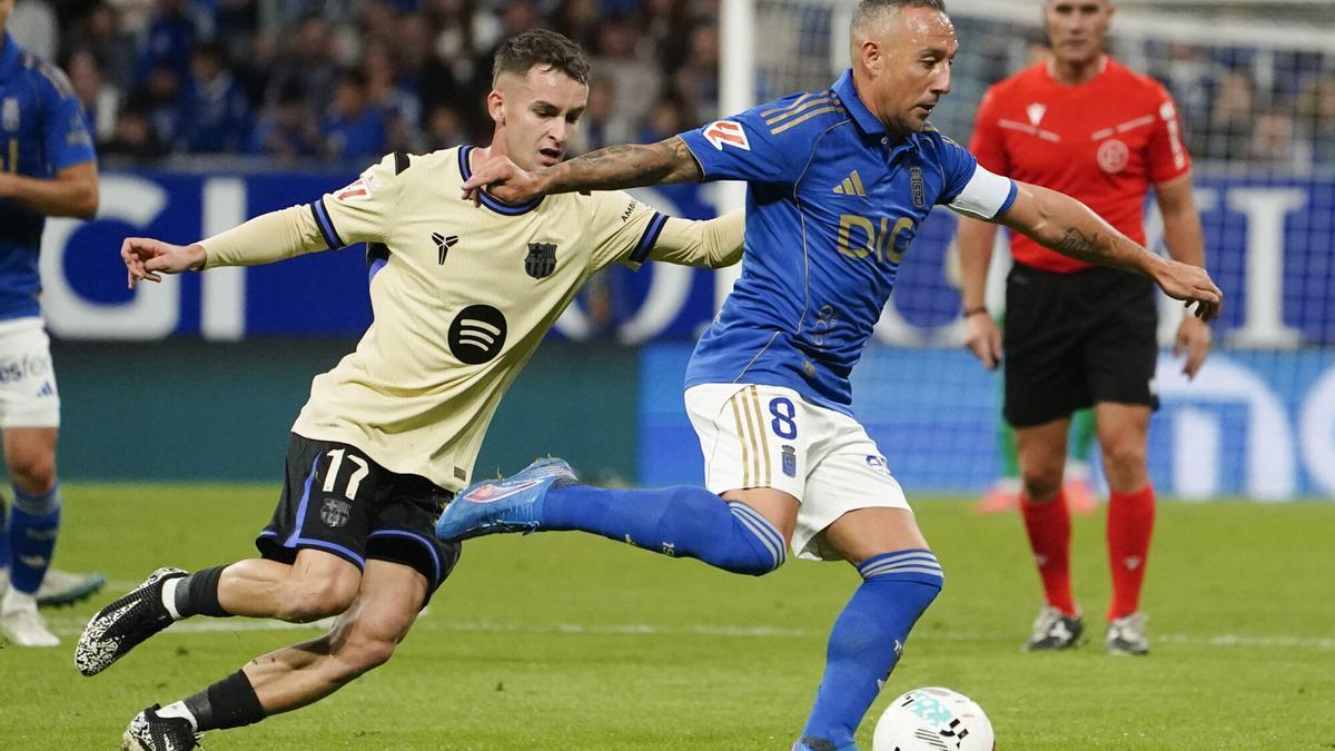 El centrocampista del Oviedo Santi Cazorla (d) juega un balón ante Marc Casadó, del Barcelona, durante el partido de la sexta jornada de LaLiga EA Sports que Real Oviedo y FC Barcelona disputaron en el estadio Carlos Tartiere. EFE/Paco Paredes. (Oviedo) (Barcelona) añade vestuarios